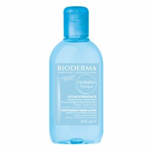 Eine transparente Flasche mit blauer Kappe, die eine Feuchtigkeitstoni lotion von Bioderma enthält. Inhalt 250 ml.