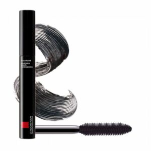 Schwarze Mascara von La Roche-Posay mit einem gebogenen Pinsel und Mascara-Strich im Hintergund.
