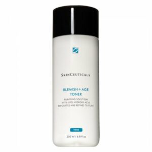 Flasche mit einem Gesichtswasser von SkinCeuticals, das Unreinheiten reduziert und die Hauttextur verfeinert.