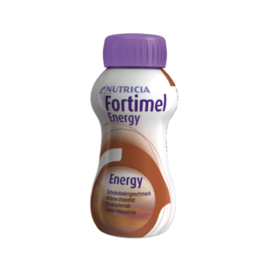 Flasche mit Fortimel Energy in Schokoladengeschmack, mit lila Kappe und informativen Label-Details.