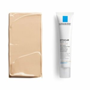 Eine Tube La Roche-Posay Effaclar Duo(+), neben einem Farbton von Foundation, in einer sanften Beigefarbe.
