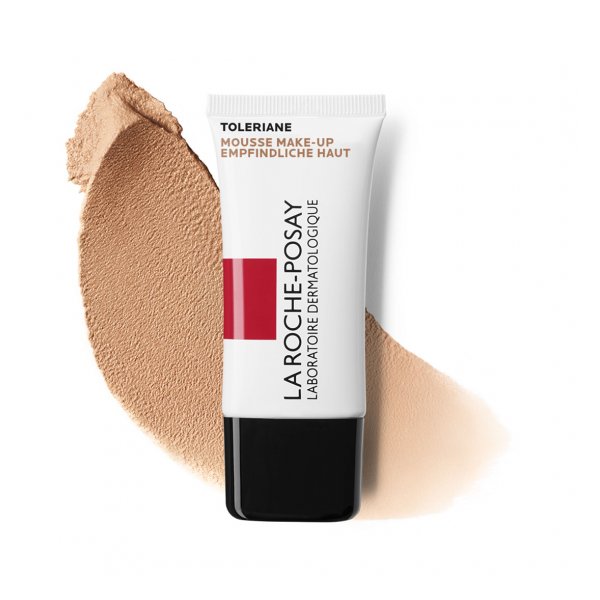 Toleriane Mousse Make-up von La Roche-Posay in einer weißen Tube mit schwarzem Verschluss und beiger Farbnuance daneben.