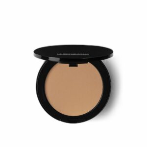 Runder, schwarzer Makeup-Puder mit einem cremigen, beige-farbenen Puder in der Verpackung.