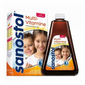Flasche Sanostol Multi-Vitamine mit Verpackung, die Kinder anlächeln, u.a. mit Hinweis auf Zuckerfreiheit.