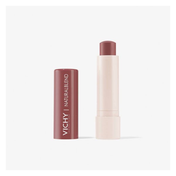 Hautfarbener Lippenstift in einem weißen Drehverschluss mit rotem Deckel und der Aufschrift "VICHY | NATURALBLEND".