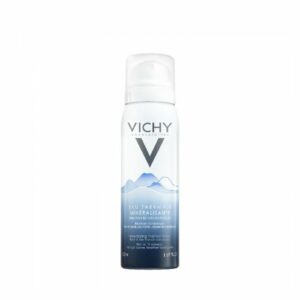 Sprühflasche mit mineralisiertem Thermalwasser von Vichy, blauer und weißer Verpackung, auf einem hellen Hintergrund.