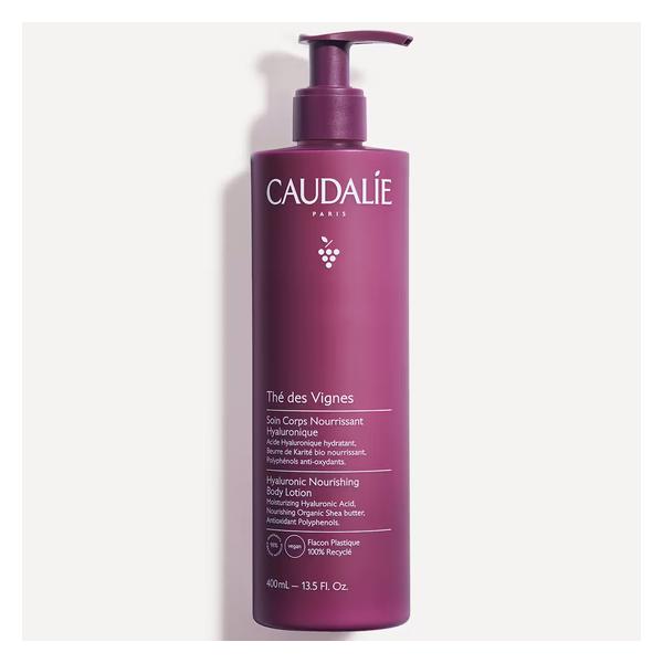 Lila Flasche mit Pumpe für eine feuchtigkeitsspendende Körperlotion von Caudalie, 400 ml, mit Inhaltsstoffen wie Hyaluronsäure.