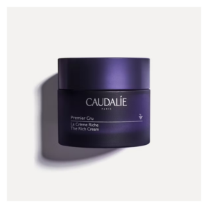 Dunkelviolettes Tiegel mit dem Namen Premier Cru La Crème Riche und Logo der Marke Caudalie.