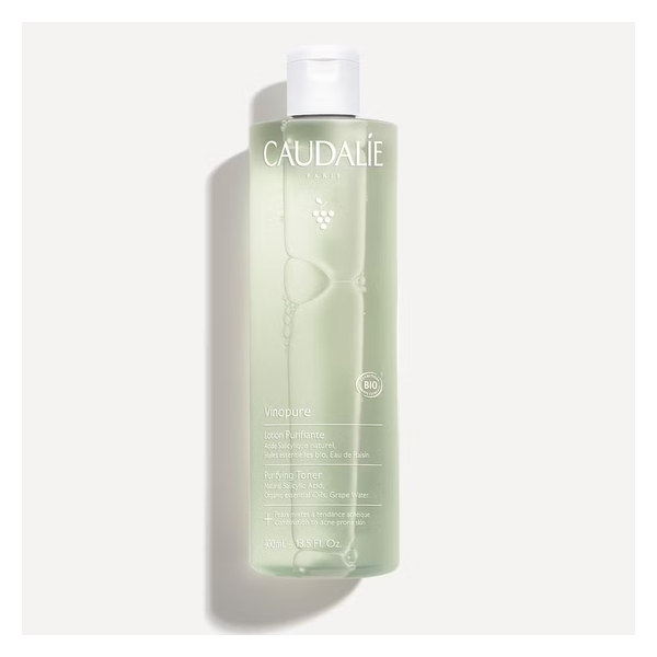 Flasche mit erfrischendem, grün gefärbtem Gesichtsreinigungswasser, mit klarer, minimalistischer Beschriftung.