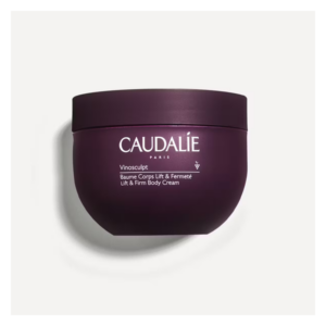 Lila Verpackung eines Körpercremes von Caudalie mit der Aufschrift 'Vinosculpt Baume Corps Lift & Fermeté'.