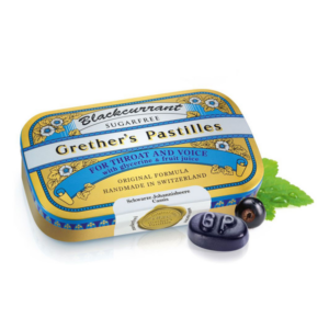 Blaubeerpastillen in einer blauen, goldverzierten Dose mit floralem Design für Hals und Stimme