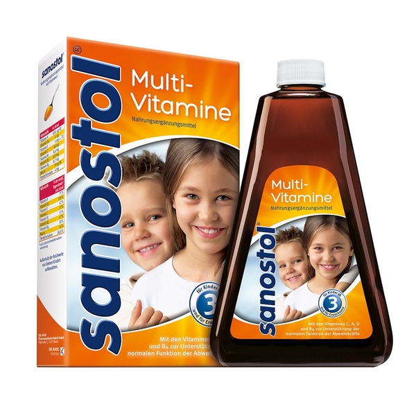 Sanostol Multi-Vitamine in einer Flasche neben einer Verpackung, mit lächelnden Kindern auf beiden Produkten.