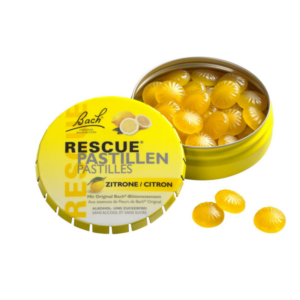 Gelbe Dose mit RESCUE Pastillen, die im Inneren sichtbar sind, mit Zitrone als Geschmacksrichtung.