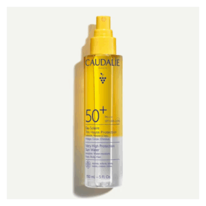 Sprühflasche mit Sonnenwasser von Caudalie, sehr hoher Sonnenschutzfaktor 50+, wasserresistent.