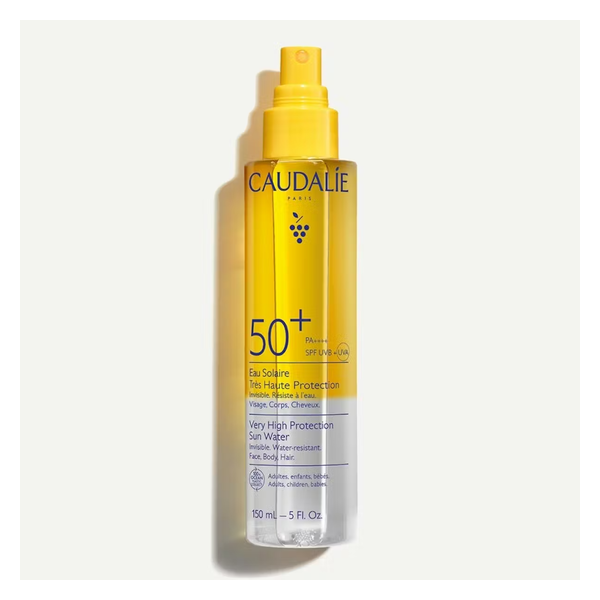 Sprühflasche mit Sonnenwasser von Caudalie, sehr hoher Sonnenschutzfaktor 50+, wasserresistent.