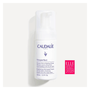 Flasche mit Micro-Peeling-Schaum von CAUDALIE, weiß mit blauen Schriftzügen, 100 ml, dekoriert mit Auszeichnungssiegel.