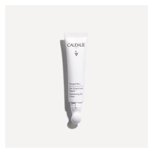 Eine weißtube mit einem rollenden Applikator für eine Aufhellende Augencreme von Caudalie.
