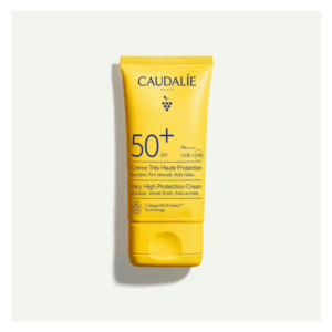 Gelbe Sonnencreme mit SPF 50+, wasserfest und anti-aging, von der Marke Caudalie, in einer Tube verpackt.