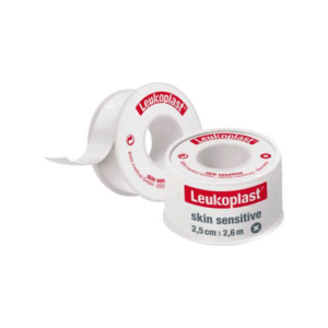 Leukoplastsensitive Pflasterrolle, verpackt in einer weißen Kunststoffrolle mit rotem Logo und Schriftzug.