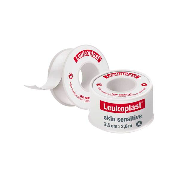 Leukoplastsensitive Pflasterrolle, verpackt in einer weißen Kunststoffrolle mit rotem Logo und Schriftzug.