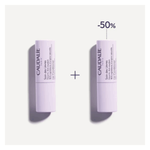 Zwei Lippenpflege-Balsame von CAUDALIE in lila Verpackung mit Hinweis auf 50% Rabatt. Schriftzug "Soin des Lèvres".