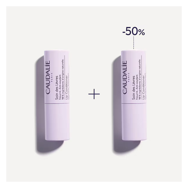 Zwei Lippenpflege-Balsame von CAUDALIE in lila Verpackung mit Hinweis auf 50% Rabatt. Schriftzug "Soin des Lèvres".