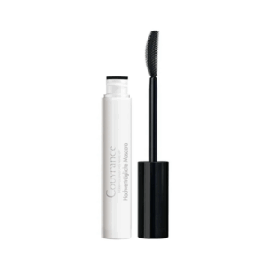 Eine Packung Mascara mit weißem Körper und schwarzem Deckel, daneben eine Bürste mit feinen Borsten.
