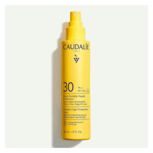 Sonnenschutzspray von Caudalie mit SPF 30 in gelber Plastikflasche, wasserfest und für Gesicht und Körper geeignet.