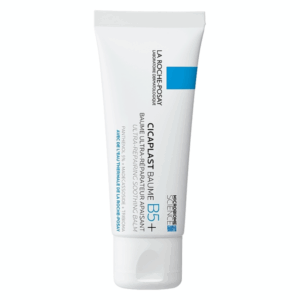 Weißer Tubenbehälter mit blauer und schwarzer Schrift, beschreibt einen beruhigenden Balsam von La Roche-Posay.