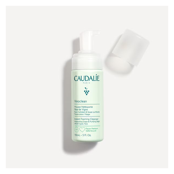 Flasche mit schaumiger Reinigungsmousse von Caudalie, grün mit weißen Details, für alle Hauttypen geeignet.